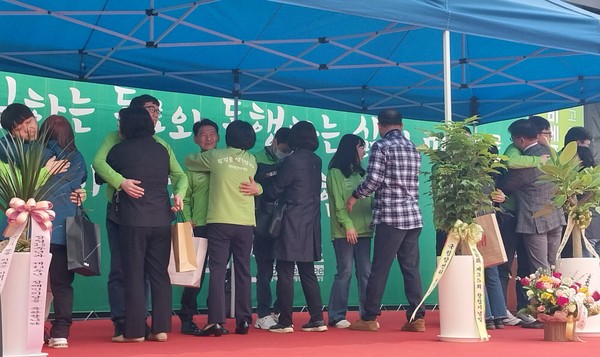 장애인 직원 부모들이 준비해온 선물을 자녀들에게 전달한 후 서로를 안아주고 있다.