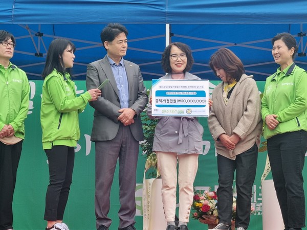 (주)태건비에프 직원들이 고양천사운동본부에 기부금을 전달하고 있다. 이날 고양시 곳곳에서 사회약자를 위해 일하는 기관·단체에 대한 기부금 전달식이 이어졌다. [사진=이로운 인턴기자]