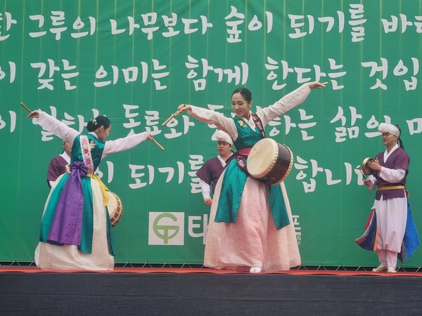 44주년 장애인의날과 태건비에프 창립 35주년을 기념하는 고양시향토민속예술연합회 축하공연. [사진=이로운 인턴기자]