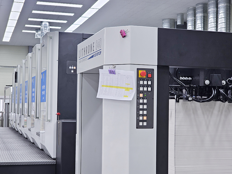 조아박스가 안전보건공단의 재정지원을 통해 도입한 일본 고모리사의 LITHRONE G40 advance 옵셋 인쇄기는 작업 준비 시간 단축, 종이 낭비 절감, 인쇄 시간 최대 단축 등 뛰어난 작업 편의성과 높은 인쇄 품질을 제공한다.