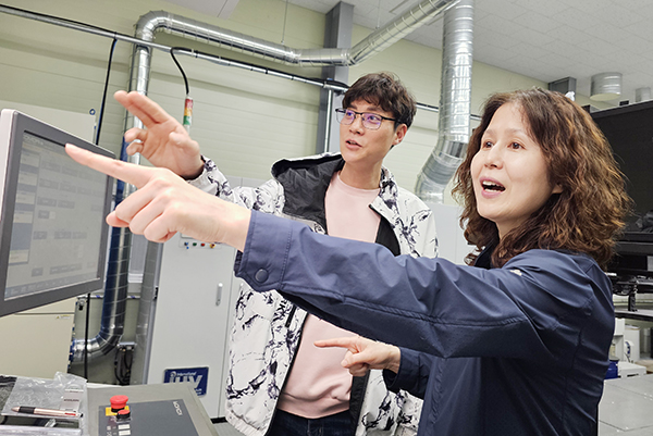 (사진 왼쪽부터) 조아박스 직원이 고미선 차장에게 인쇄기 작동법에 관해 설명하고 있다. 