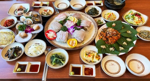 전통한식횟집을 표방하는 강릉집의 활어회정식. 싱싱한 회와 새콤달콤한 우럭회무침, 각종 해산물로 한상 푸짐하다. 