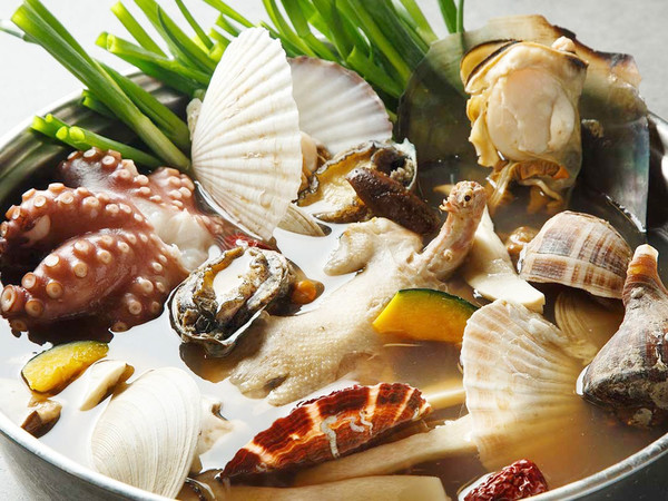 닭과 해산물의 만남. 전복삼계해신탕도 강릉집의 인기메뉴다.