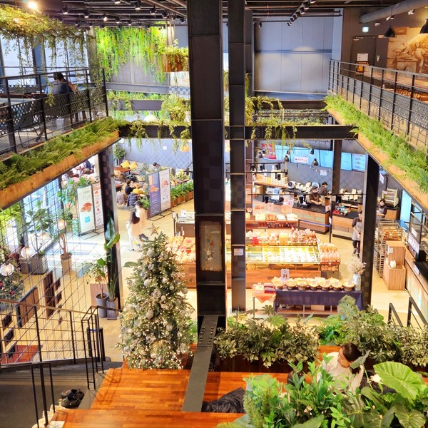 명장텐 실내. 1층과 2층 공간을 합치면 총 450평 규모다. 넓고 쾌적해 손님이 많아도 오래 머물 수 있다.