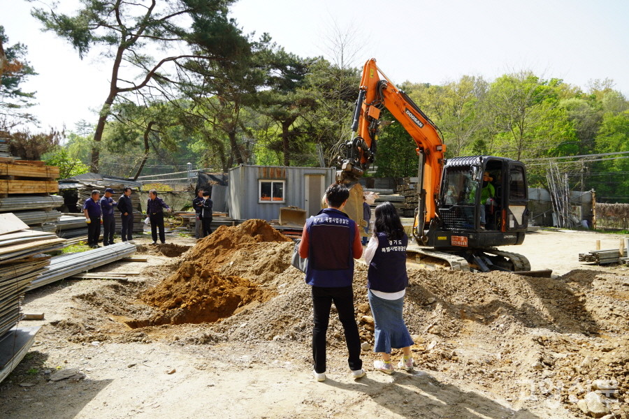 제보를 받고 현장확인을 나온 경기도 특별사법경찰단 수사관들. 