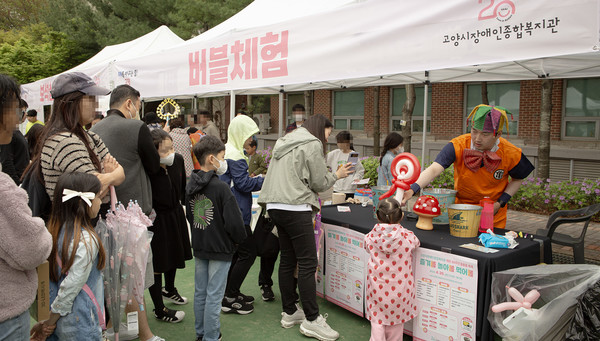 버블체험에 흥미롭게 참여하고 있는 주민들.