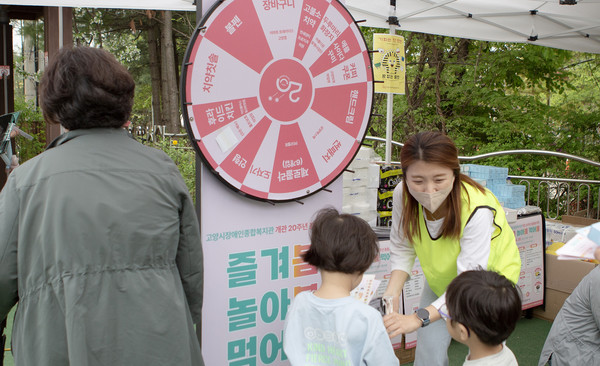 꽝없는 룰렛에 아이들이 관심을 보이고 있다.