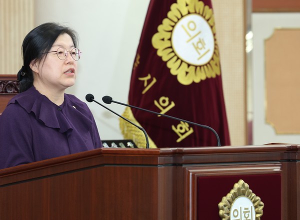  시정질의를 하는 엄성은 시의원.