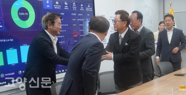 고양시청 시장실에서 고양시 기업인들과 이동환 시장이 만나 인사를 나눴다.