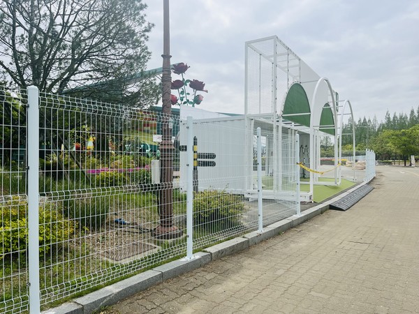 호수공원 한울광장을 중심으로 좌우로 길게 쳐진 펜스. 26일 개막을 앞두고 민원이 늘고 있다.