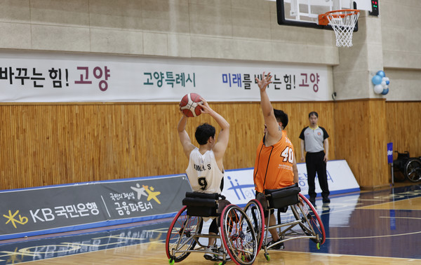 던지는 선수와 막는 선수. 매번 경기는 흥미진진했다.