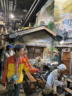 한국근현대사박물관에서 추억의 골목동네와 달동네 등을 관람하는 참여자들.