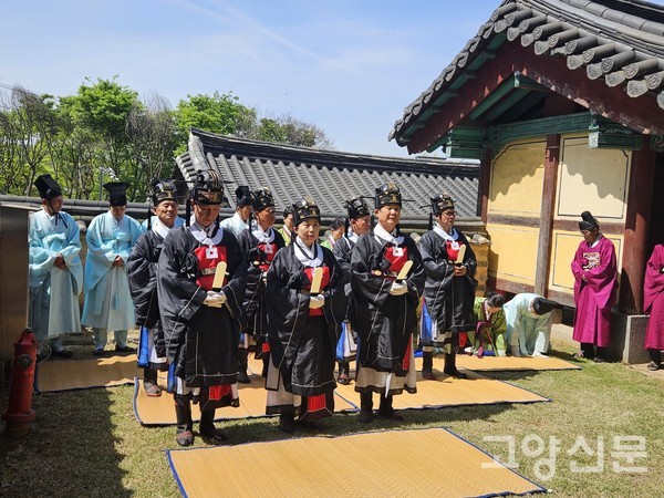 제향 봉행을 위해 준비를 마친 헌관들
