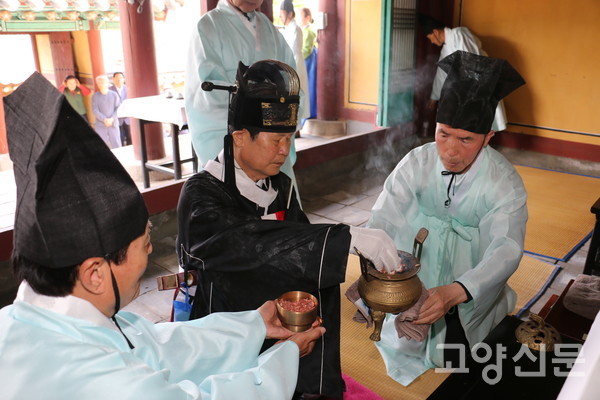 초헌관 김용규 원장이 헌작하고 있는 모습. [사진제공=고양문화원]