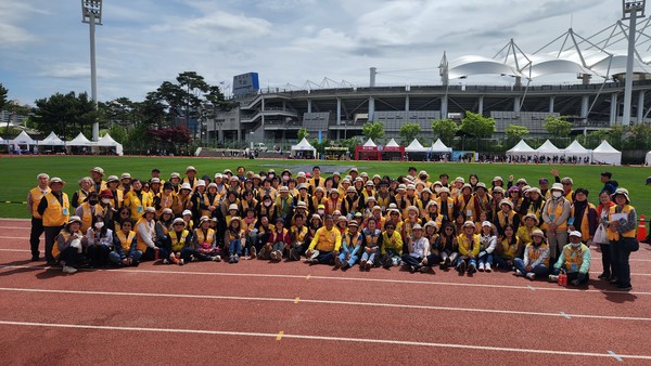 마라톤대회 봉사에 참여한 대한적십자사 고양지구협의회 봉사원들. [사진제공=대한적십자사 고양지구협의회]