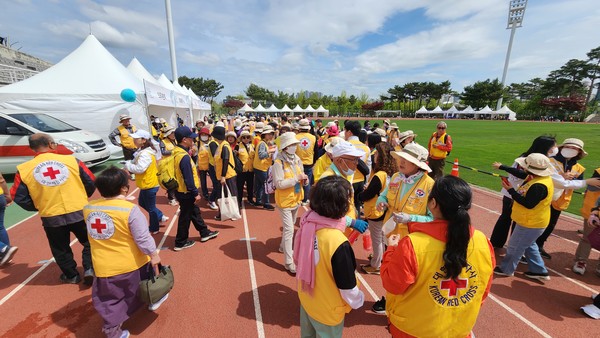 마라톤대회 봉사에 참여한 대한적십자사 고양지구협의회 봉사원들. [사진제공=대한적십자사 고양지구협의회]