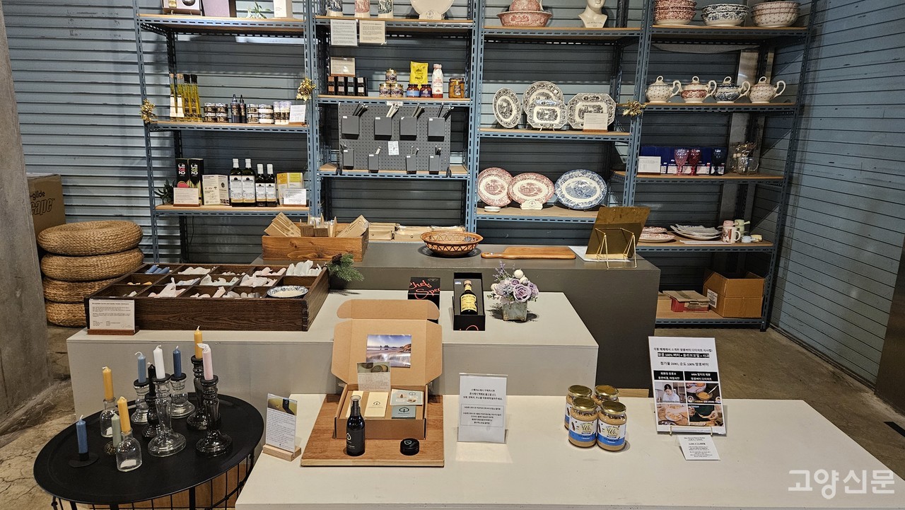 참여전시형 갤러리를 운영하며 지역 안 문화복합 공간으로서의 역할도 톡톡히 하고 있다.