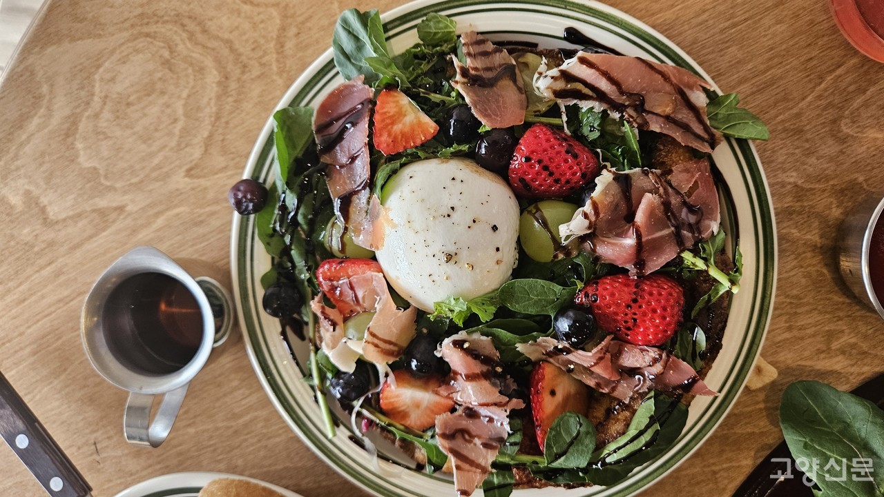 치즈, 프로슈토, 각종 제철 과일이 곁들여진 부라타 과일샐러드는 브런치 메뉴 중 가장 인기 있는 메뉴.