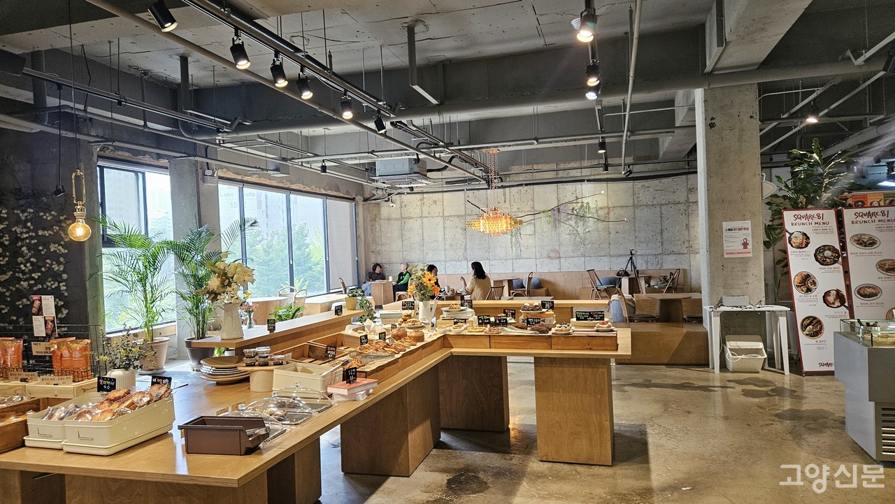 매일 갓 구워낸 폭신폭신 달콤한 디저트와 베이커리 종류도 다양하다.