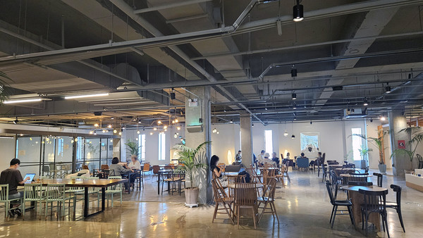 ‘광장’이라는 의미를 담은 도심 문화복합공간 초대형 카페 ‘스퀘어 81’