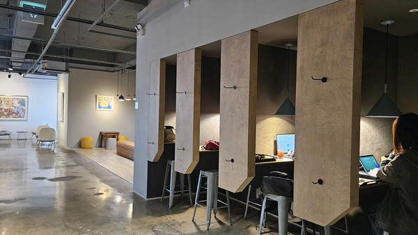 1인실의 개인 공간도 마련돼 있어 디지털노마드족에게 안성맞춤이다.