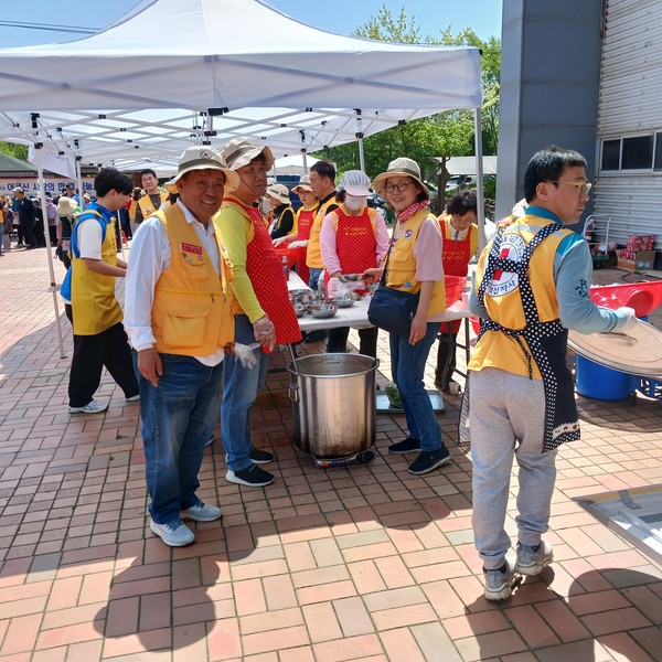 적십자 고양시협의회 회원들이 어르신들에게 대접한 음식을 준비하고 있다.