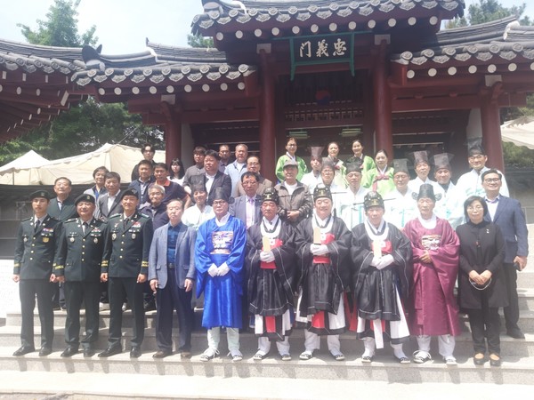     봉행 후 참석자들이 기념사진을 남겼다.