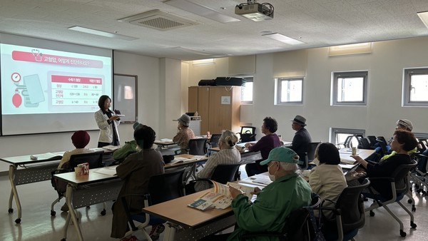 덕양행신종합사회복지관이 지역 내 만성질환을 가진 어르신들에게 만성질환 및 영양 교육을 했다. 
