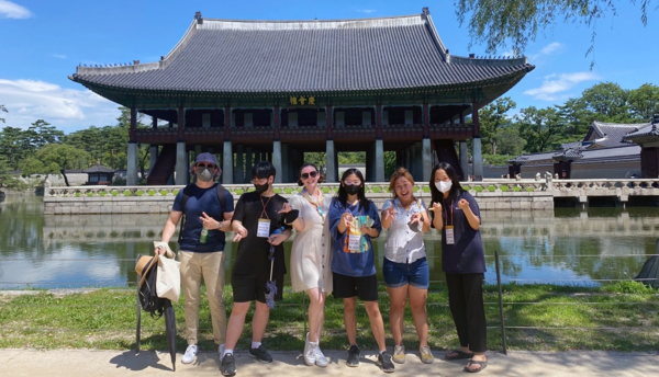 세계문화교류센터 청소년영어문화유산해설사들이 활동을 하며 잠시 포즈를 취했다.