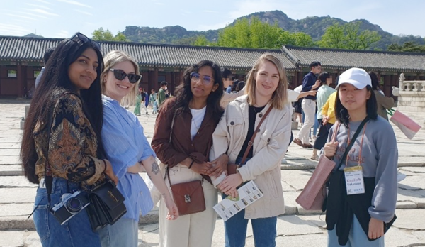 경복궁에서 외국인들에게 영어해설을 하는 청소년영어문화유산해설사.