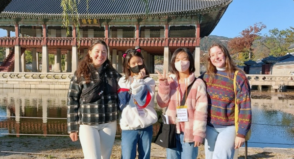 청소년영어해설사는 우리의 문화를 외국인들에게 제대로 알리며 우리의 문화도 전달하고 있다.