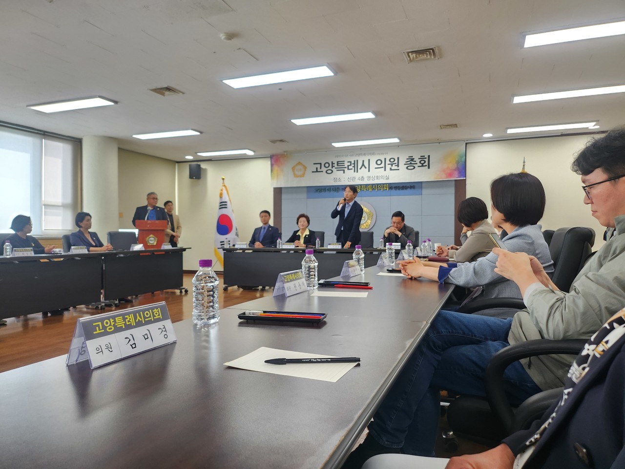 이동환 고양시장이 29일 오후 4시 고양시의회 영상회의실(여야 의원 총회 장소)에 나타났다. 이 자리에서 이 시장은 ‘이제부터 시의회와 잘 지내도록 하겠다’라는 취지의 말을 했다. 하지만 민주당 의원들은 시장 사과가 제대로 이뤄지지 않았다고 불만을 제기했다. [사진 제공 = 김미수 시의원]