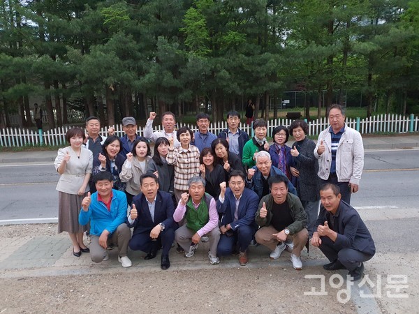 새농민회 정기월례회 참석자들이 환하게 웃으며 기념사진을 찍었다.