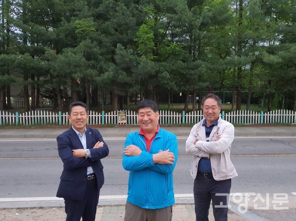 (왼쪽부터)오영석 NH농협 고양시 지부장, 이완주 회장, 유영준 사무국장이 환하게 웃으며 기념사진을 찍었다.