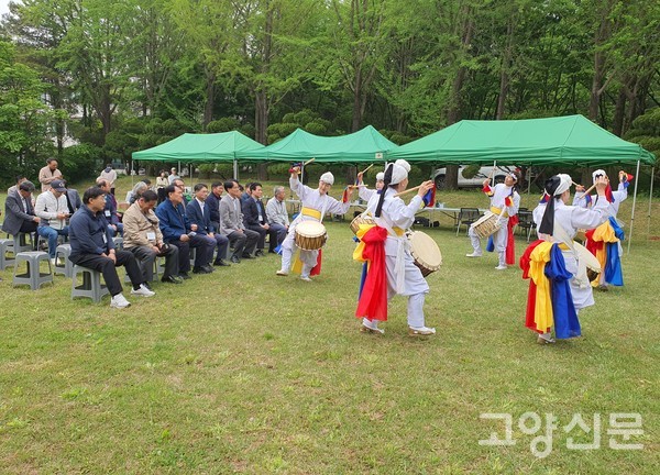 제9대 정광천 회장과 풍물단들이 공연을 하고 있다.