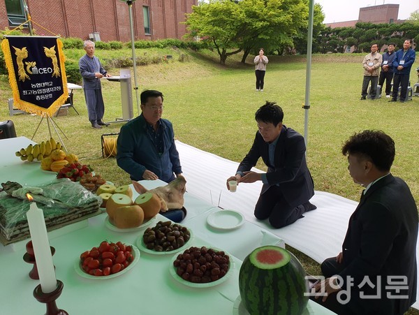 이정일 회장이 시산제 의식을 하고 있다