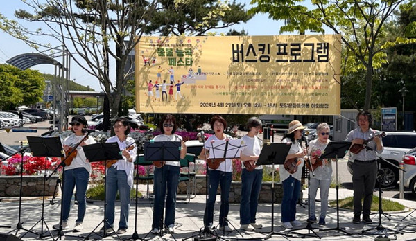 능곡페스타에서 참여 팀이 공연을 하고 있다.