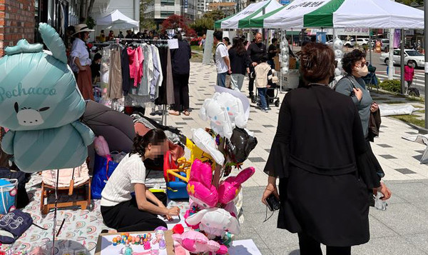 자원순환 플리마켓이 열리고 있다.