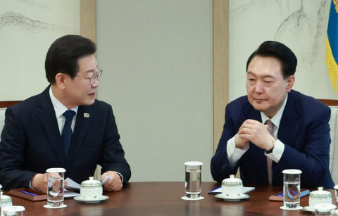 여야 영수회담 테이블에 마주 앉은 윤석열 대통령과 이재명 더불어민주당 대표.