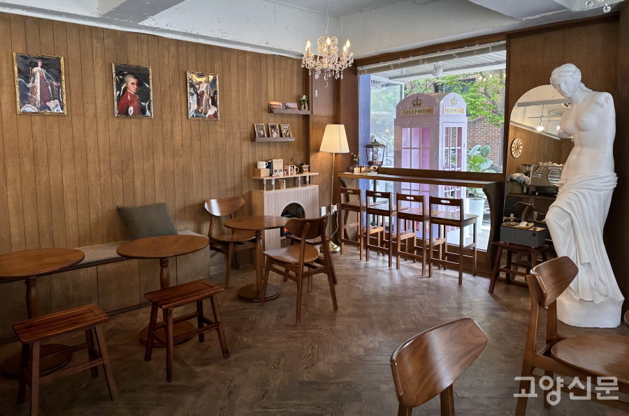 클래식한 분위기를 풍기는 카페의 실내 풍경.