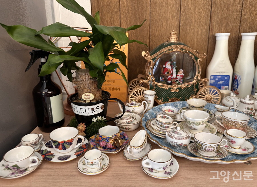 찻잔을 수집하던 동네 단골 손님이 카페에 선물한 고풍스런 미니어처 찻잔들.