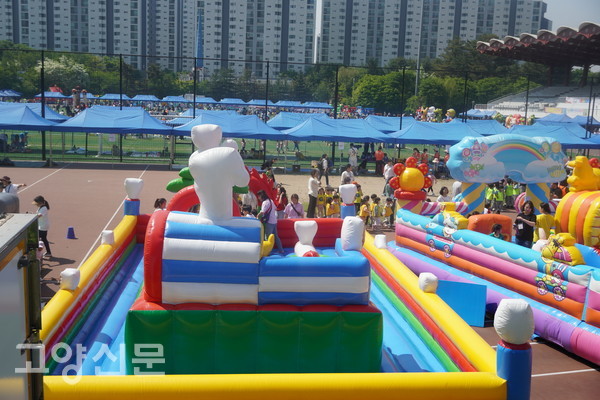 행사를 위해 대형에어바운스 약 15개를 설치했다. 