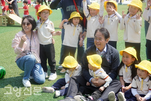 이연희 고양시어린이집연합회장과(왼쪽) 이동환 시장이 2일 참여한 아이들을 안고 환하게 웃고있다.