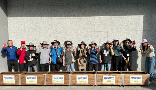 향동종합사회복지관이 향동LH1단지 주거행복지원센터와 협력해 화단을 가꾸는 활동을 했다.