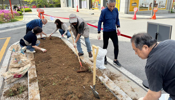 가드닝 활동을 하는 참여자들.