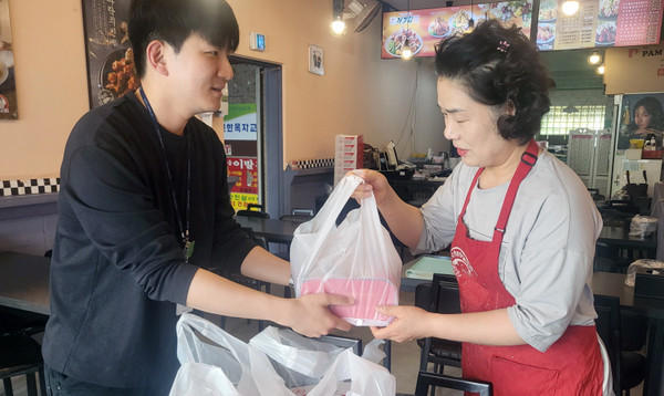 처갓집양념치킨 능곡토당점은 지역의 어려운 이웃을 위해 매달 3마리의 치킨을 능곡동에 후원한다.