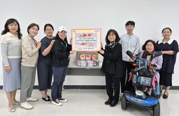 고양시장애인종합복지관 ‘주민동아리 사복사복’이 저소득층 어르신들에게 생필품 꾸러미를 전달했다.