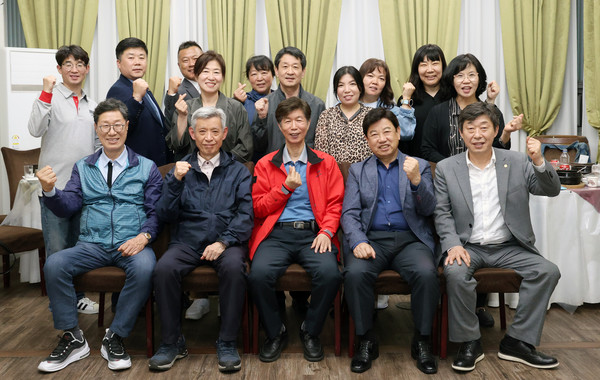 일산초등학교 개교 100주년이 올해다. 총동문회는 100년사를 발간하기 위해 편찬위원회를 구성했고, 지난 4월 25일(목) 대화동의 한 음식점에서 중간보고회를 가졌다.