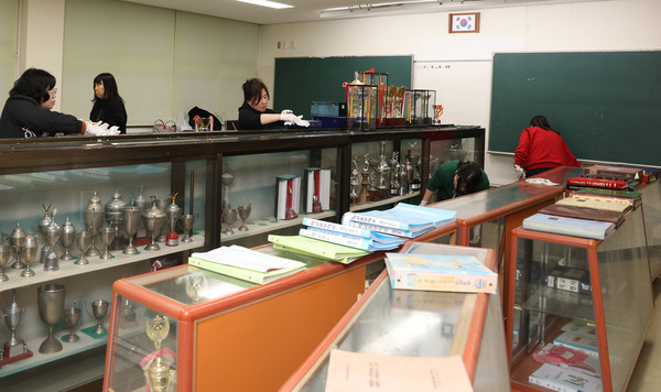 일산초등학교에서 기록서를 발간하기위해 여러 자료를 모으는 동문회.