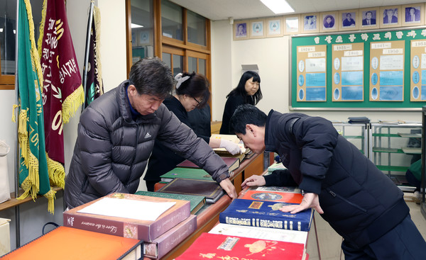 박광석 회장과 동문들이 자료를 찾고 있다.